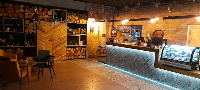Wnętrze Papryczki w Bogu: sala restauracyjna i lada z witryną.